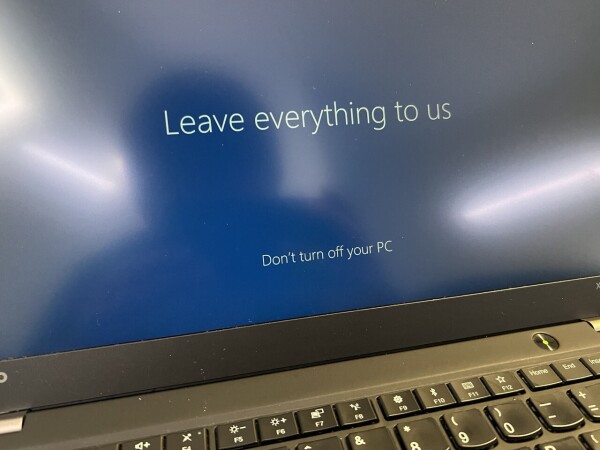 Thinkpad with “leave everything to us” windows setup screen 