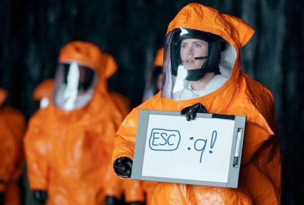 Scene from the movie Arrival with the main actress showing up a message sign for the aliens how to exit Vim.